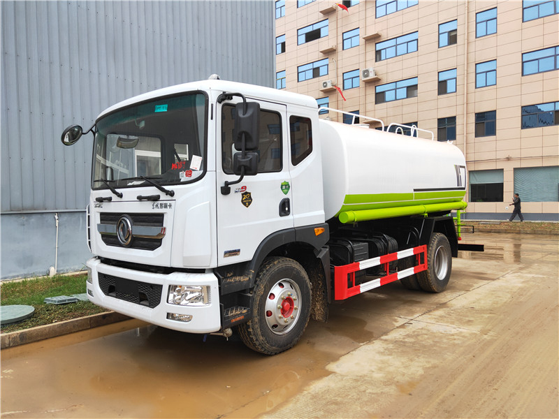 国六15吨多利卡D9洒水车